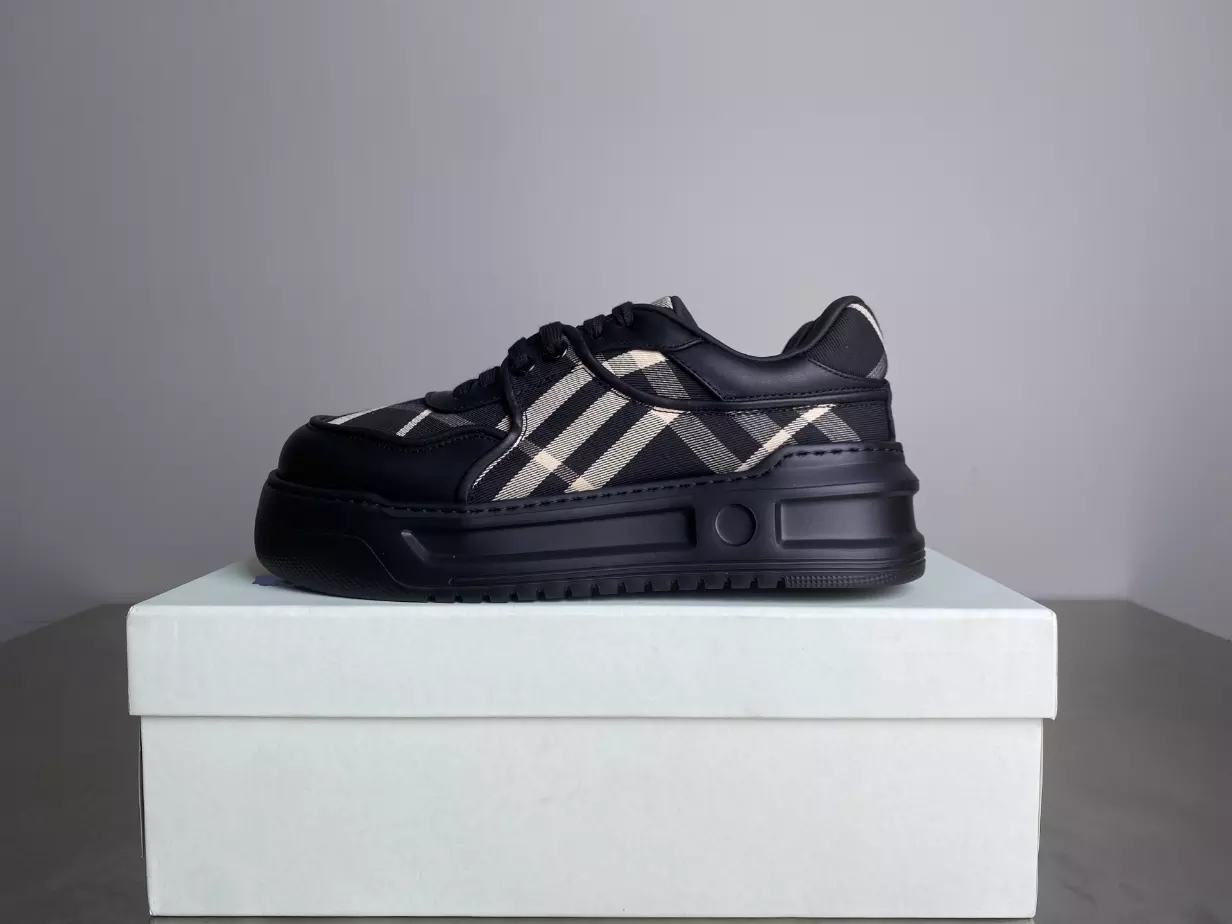 BURBERRY SNEAKERS - BBR034