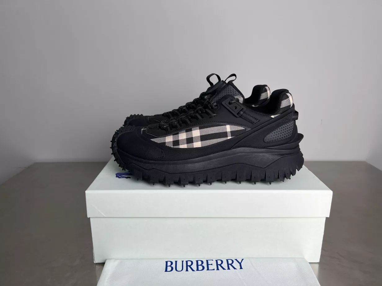 BURBERRY SNEAKERS - BBR049