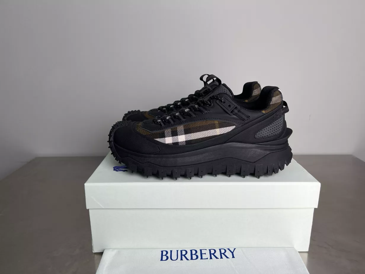 BURBERRY SNEAKERS - BBR052