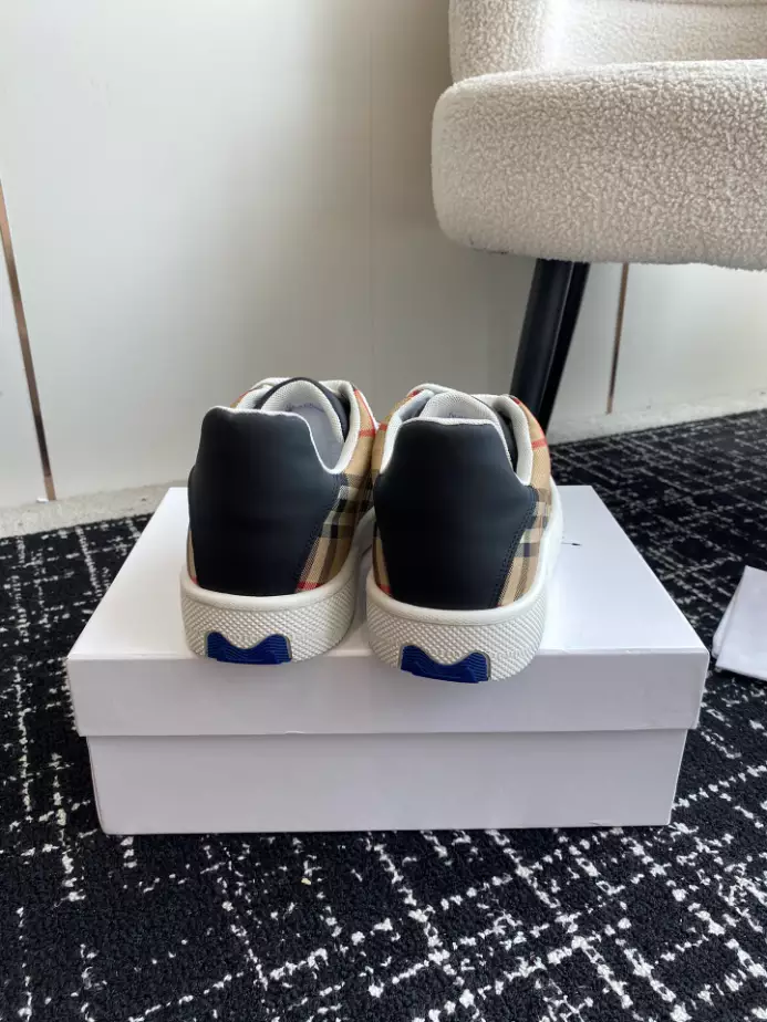 BURBERRY SNEAKERS - BBR102