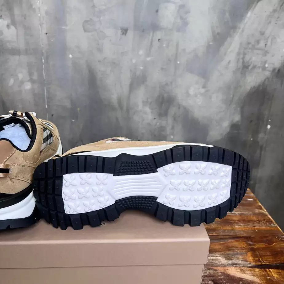 BURBERRY SNEAKERS - BBR104