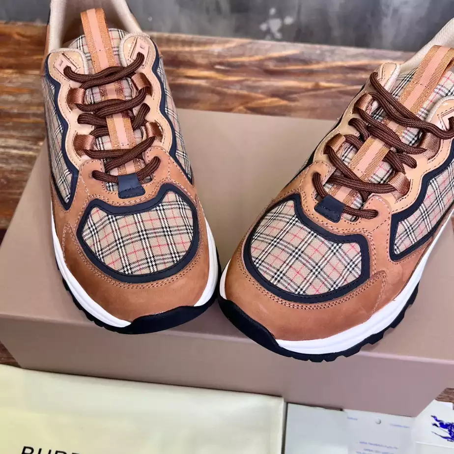 BURBERRY SNEAKERS - BBR105