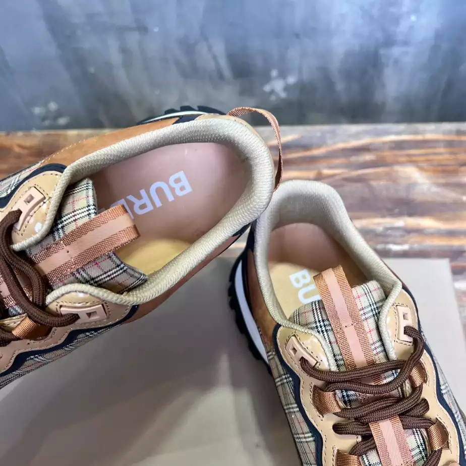 BURBERRY SNEAKERS - BBR105