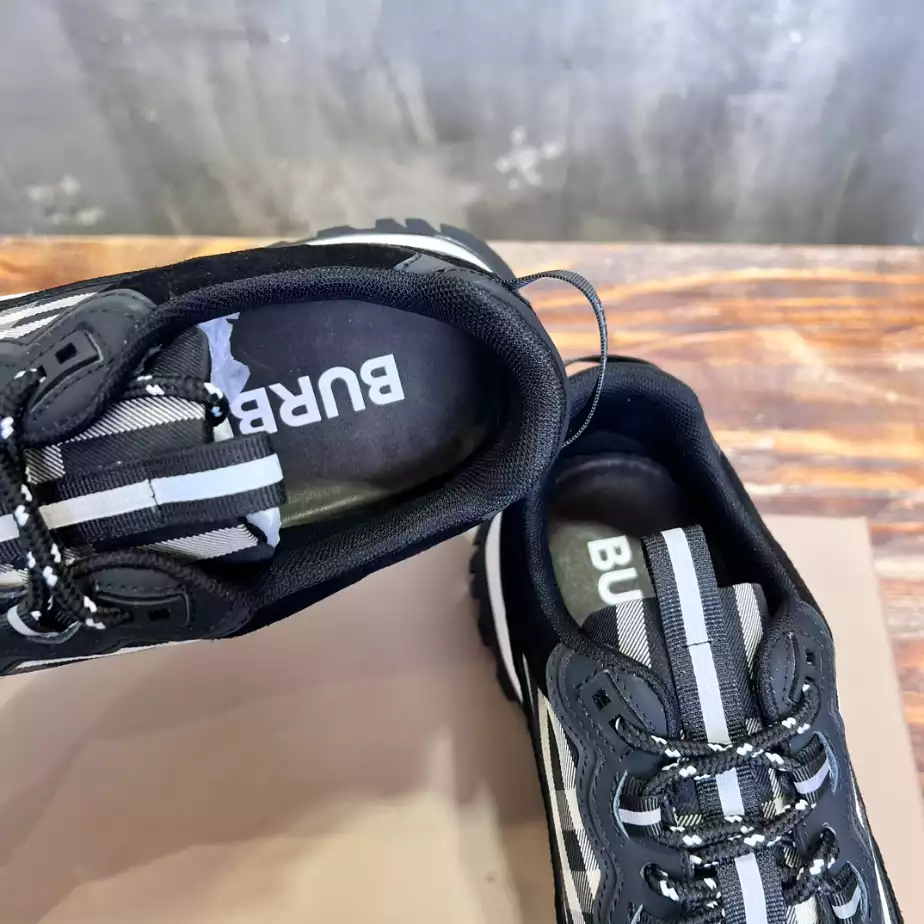 BURBERRY SNEAKERS - BBR106