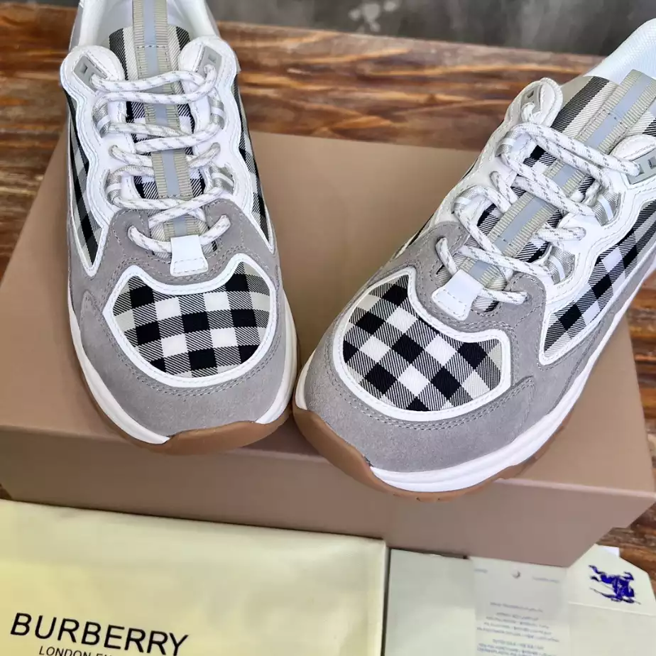 BURBERRY SNEAKERS - BBR107