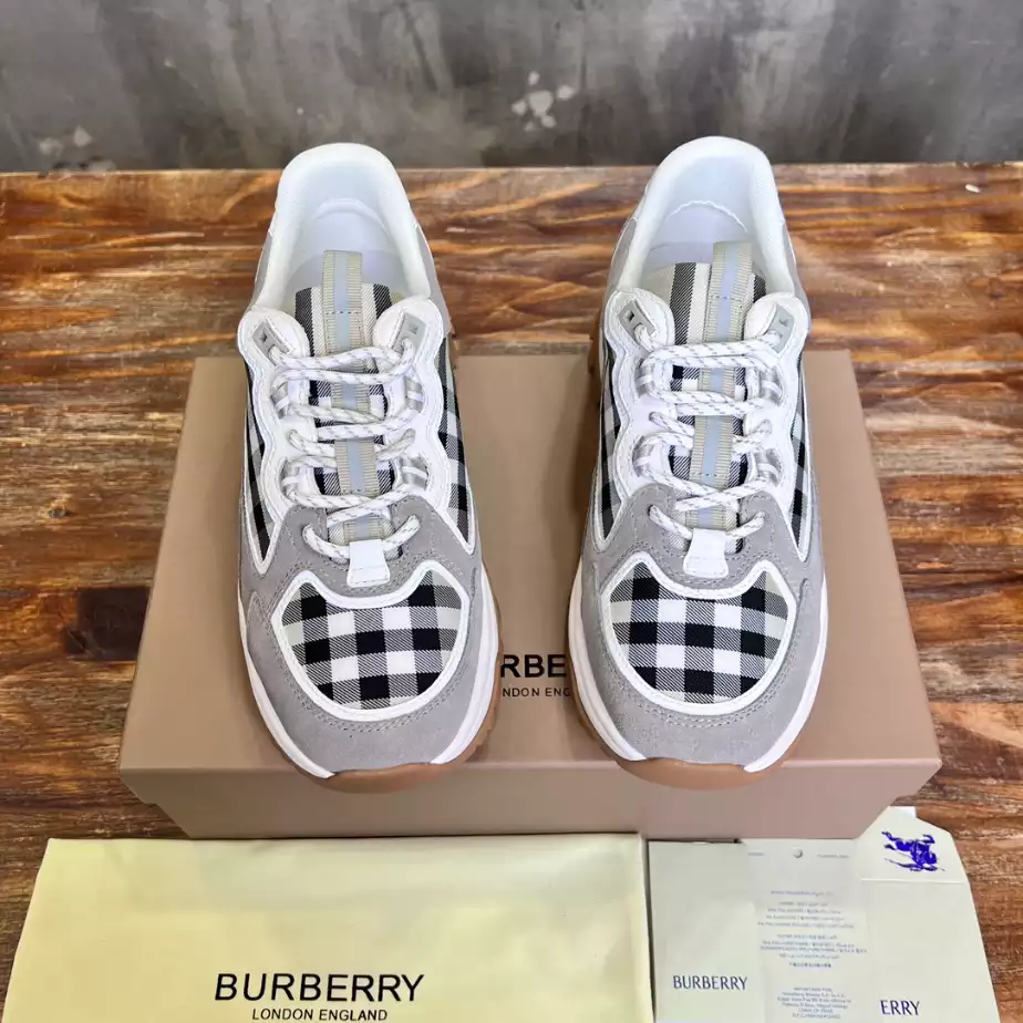 BURBERRY SNEAKERS - BBR107