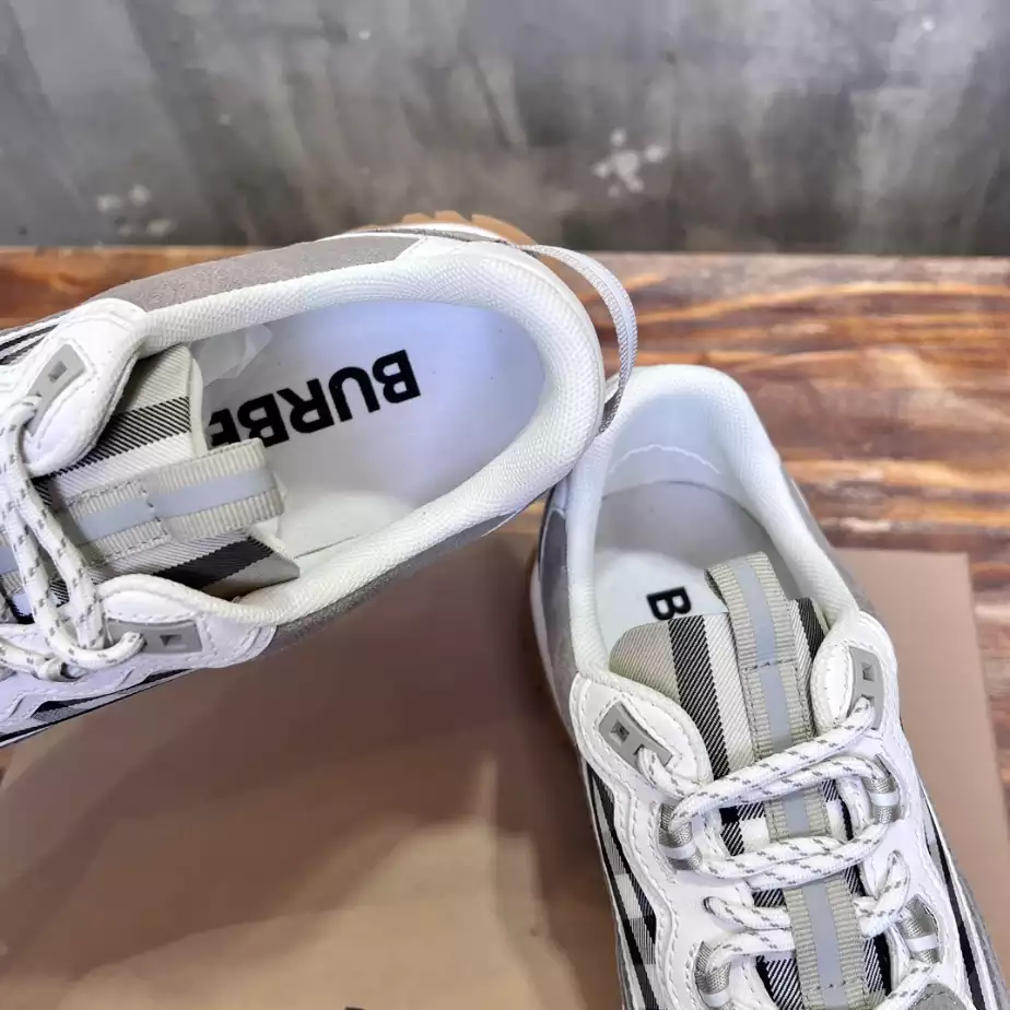 BURBERRY SNEAKERS - BBR107