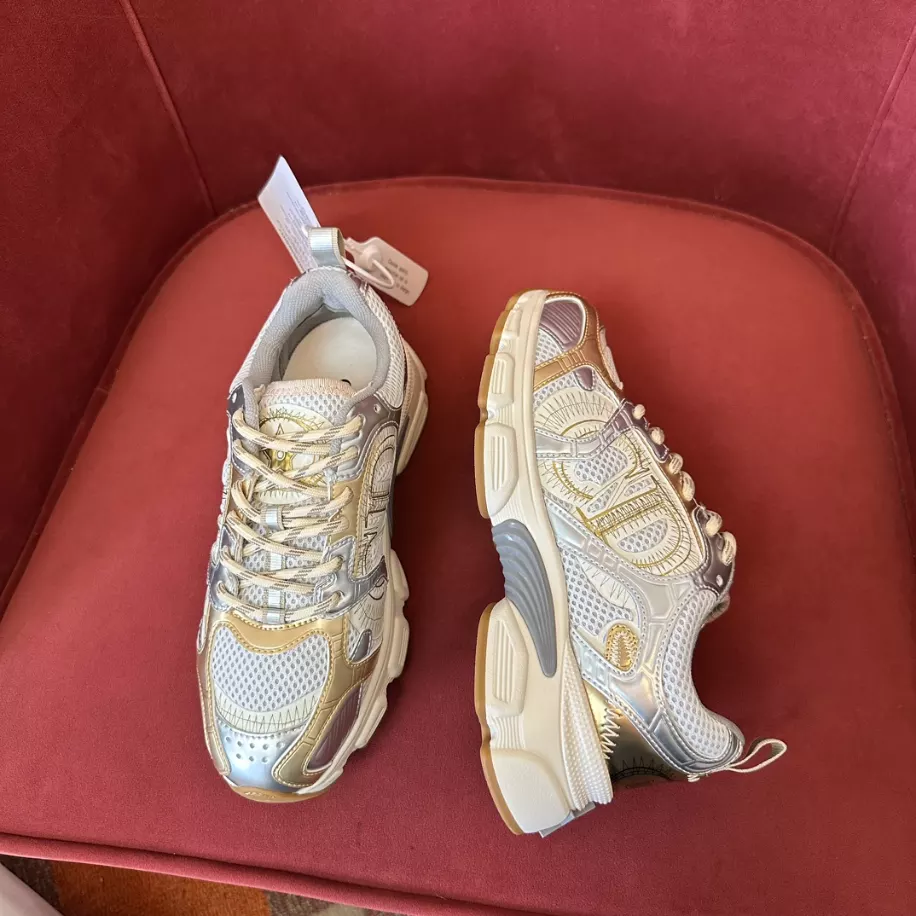 DIOR CHRONO SNEAKERS.