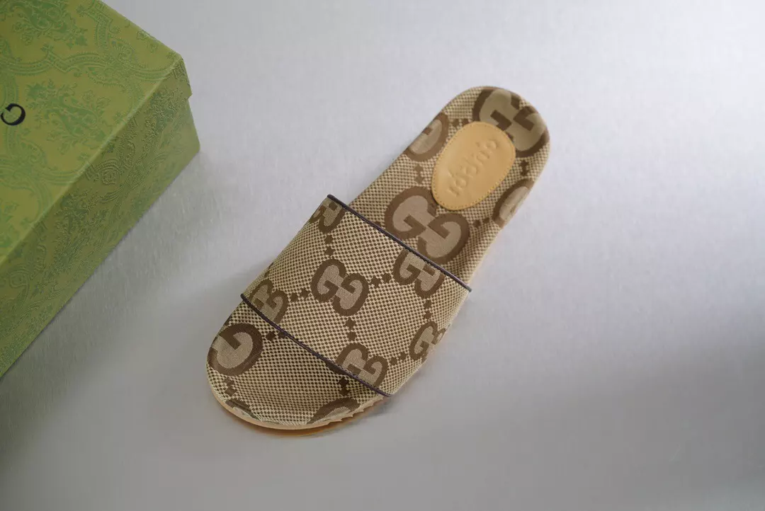 GUCCI MEN'S MAXI GG CANVAS SLIDE SANDAL - GSL070