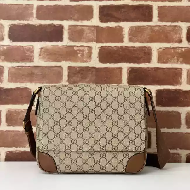 GUCCI MEN'S GG CANVAS EMBLEM MEDIUM CROSSBODY BAG BEIGE 2025 - BG095 GUCCI MEN'S GG CANVAS EMBLEM MEDIUM CROSSBODY BAG BEIGE 2025