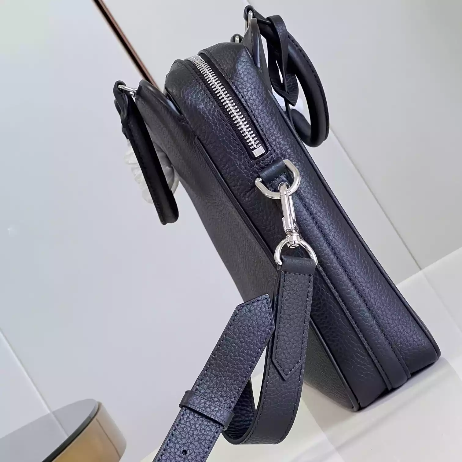 ARMAND BRIEFCASE MM TAURILLON LEATHER M54381 - LW330 DISCOVERY BACKPACK PM SKY BLUE MONOGRAM CANVAS