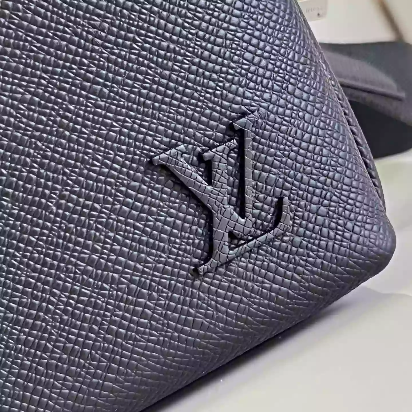 AVENUE MESSENGER BAG BLACK TAIGA COWHIDE LEATHER M11657 - LW429 DISCOVERY BACKPACK PM SKY BLUE MONOGRAM CANVAS