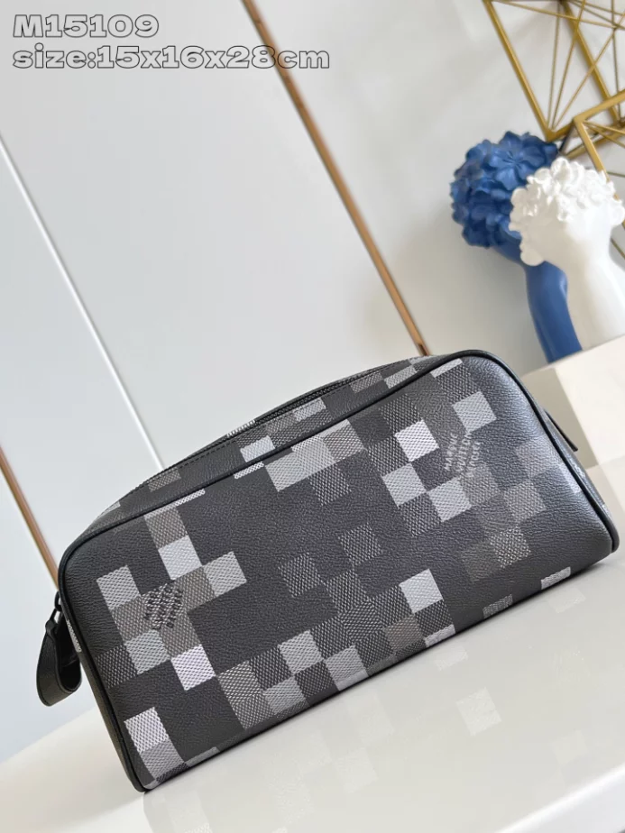 DOPP KIT BLACK DAMOFLAGE CANVAS M15109 - LW386 DISCOVERY BACKPACK PM SKY BLUE MONOGRAM CANVAS