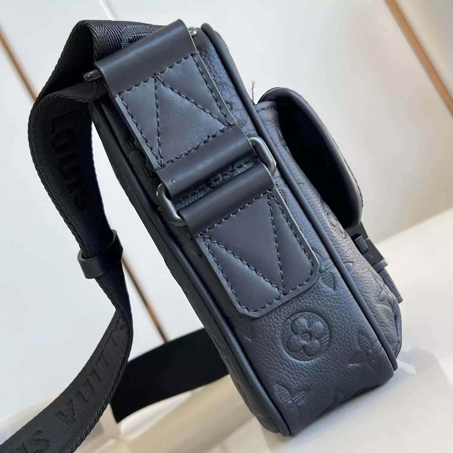 GETAWAY MESSENGER BAG BLACK MONOGRAM SHADOW M12516 - LW428 DISCOVERY BACKPACK PM SKY BLUE MONOGRAM CANVAS