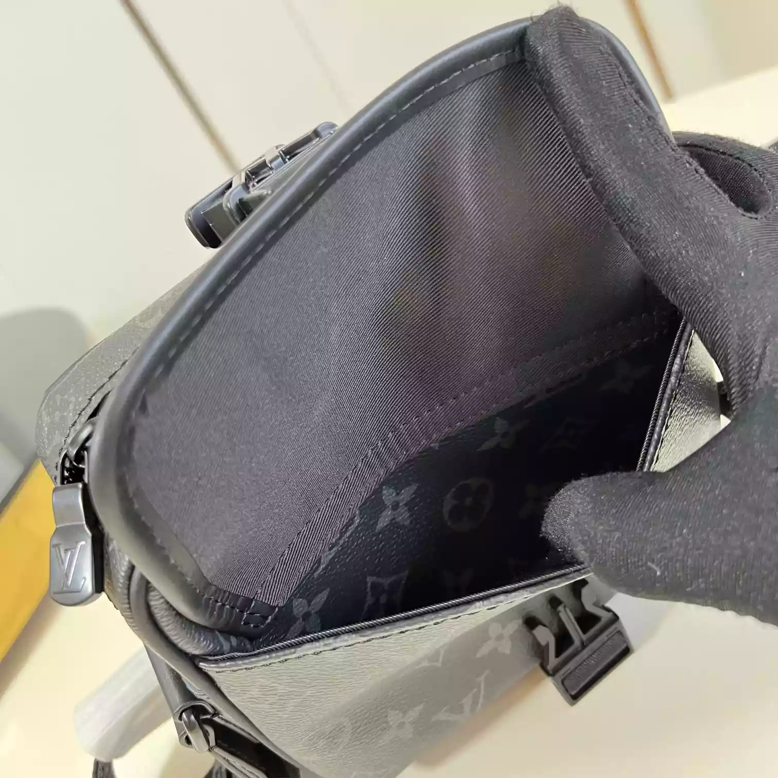 GETAWAY MESSENGER BAG MONOGRAM ECLIPSE M12518 - LW427 DISCOVERY BACKPACK PM SKY BLUE MONOGRAM CANVAS