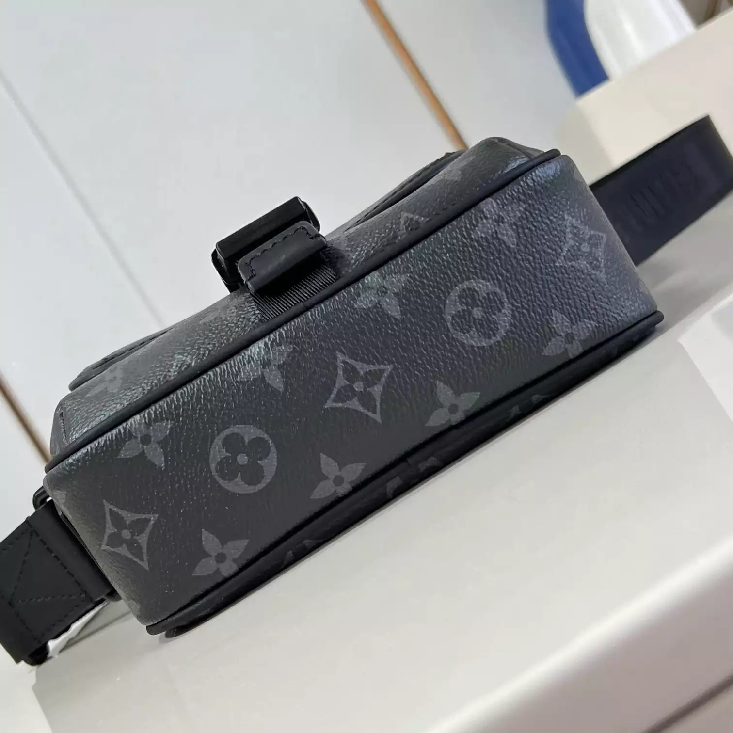 GETAWAY MESSENGER BAG MONOGRAM ECLIPSE M12518 - LW427 DISCOVERY BACKPACK PM SKY BLUE MONOGRAM CANVAS