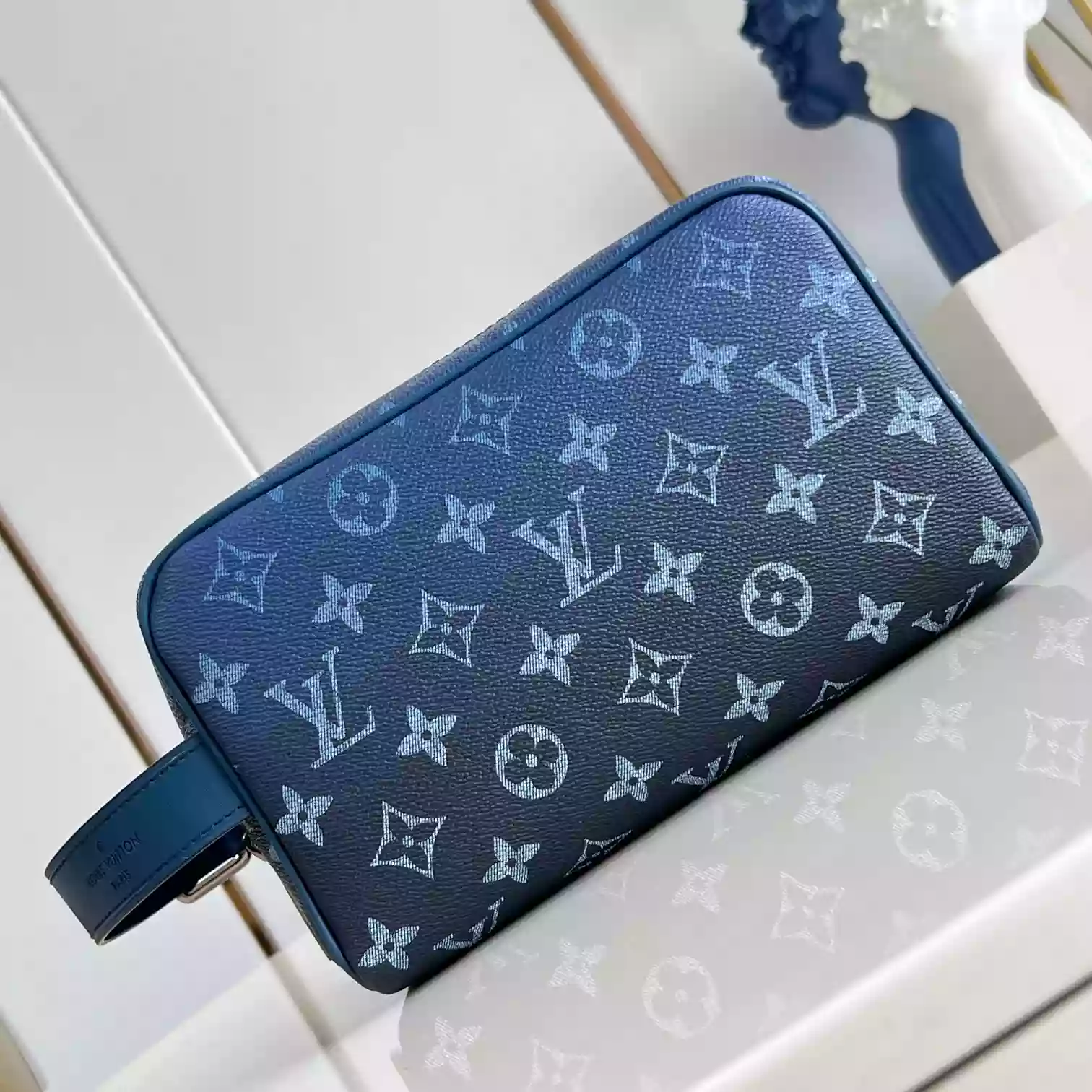 LOCKER DOPP KIT BLUE MONOGRAM DECADE M11559 - LW398 DISCOVERY BACKPACK PM SKY BLUE MONOGRAM CANVAS