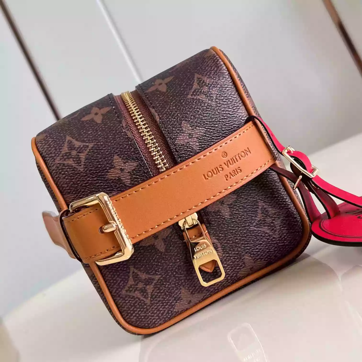 LOCKER DOPP KIT BROWN MONOGRAM DUST CANVAS M11765 - LW396 DISCOVERY BACKPACK PM SKY BLUE MONOGRAM CANVAS