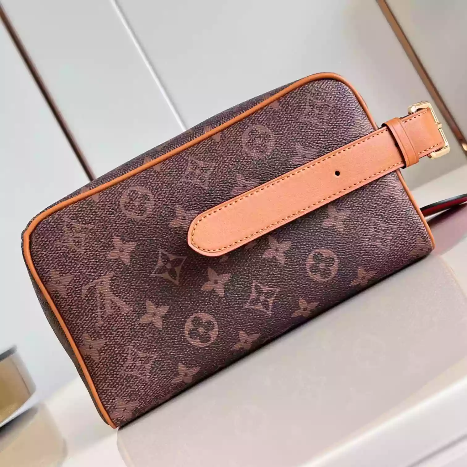 LOCKER DOPP KIT BROWN MONOGRAM DUST CANVAS M11765 - LW396 DISCOVERY BACKPACK PM SKY BLUE MONOGRAM CANVAS