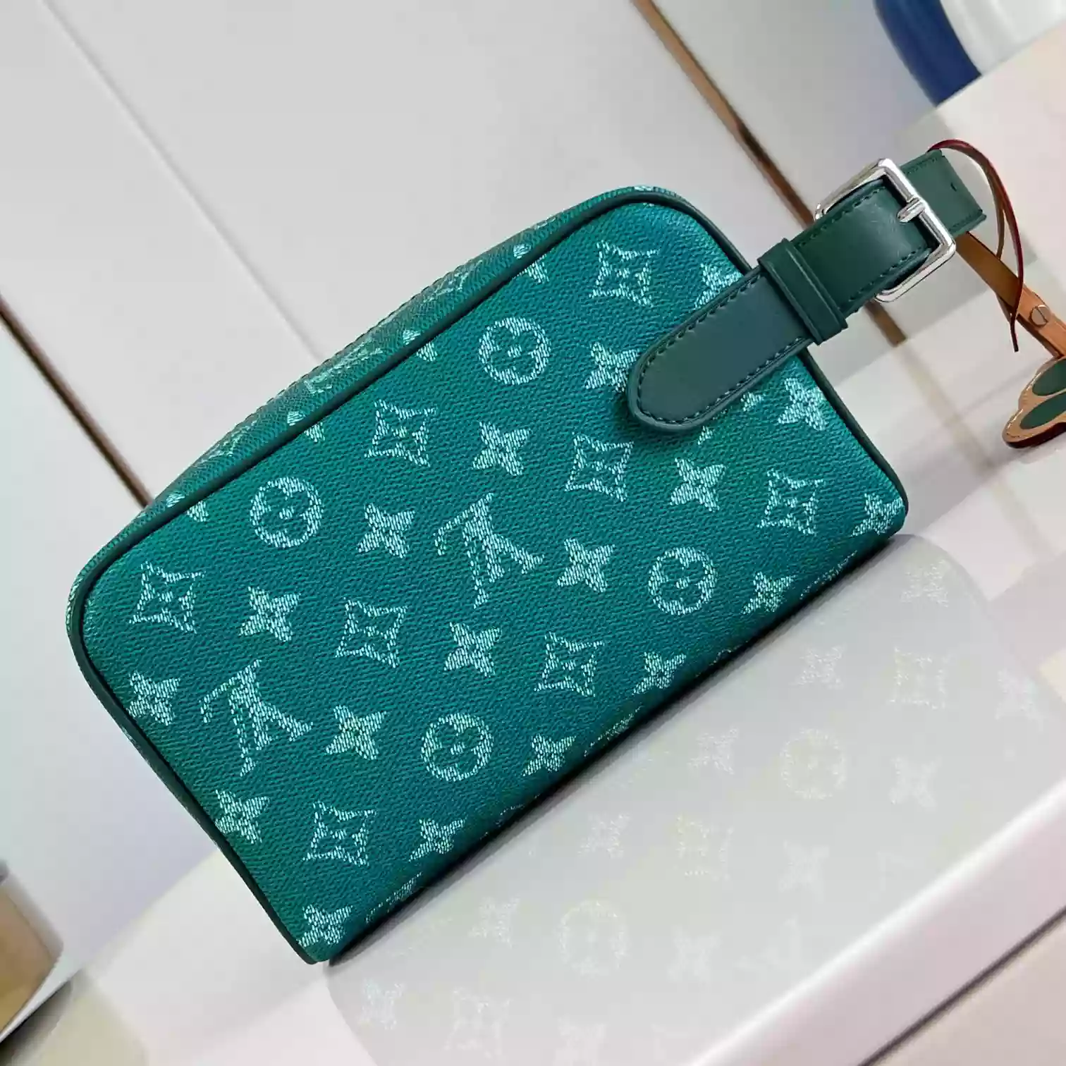 LOCKER DOPP KIT IN GREEN M12688 - LW397 DISCOVERY BACKPACK PM SKY BLUE MONOGRAM CANVAS