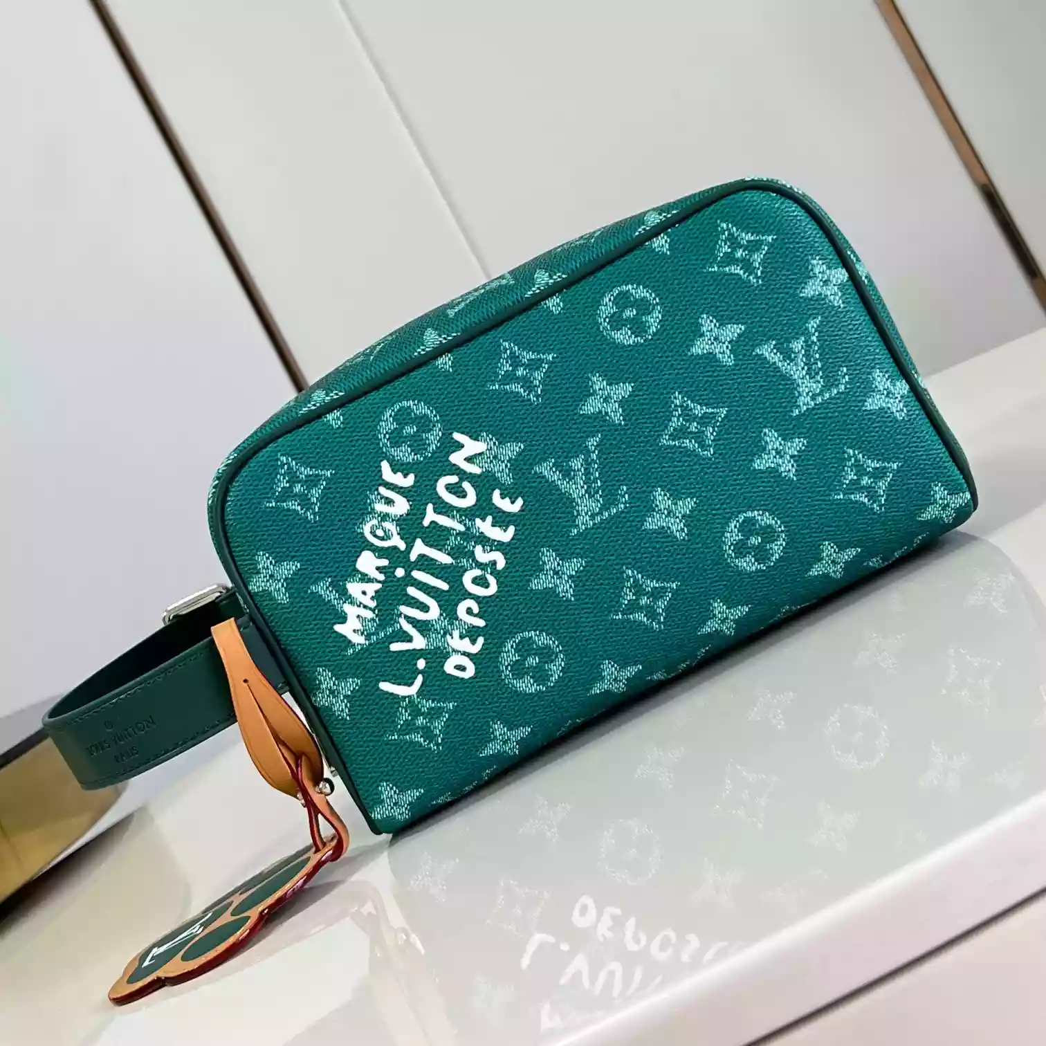 LOCKER DOPP KIT IN GREEN M12688 - LW397 DISCOVERY BACKPACK PM SKY BLUE MONOGRAM CANVAS