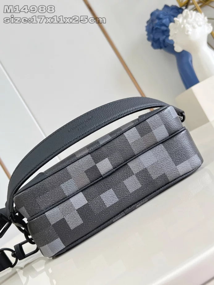 NIL MESSENGER BAG DAMOFLAGE BLACK CANVAS M14988 - LW414 DISCOVERY BACKPACK PM SKY BLUE MONOGRAM CANVAS