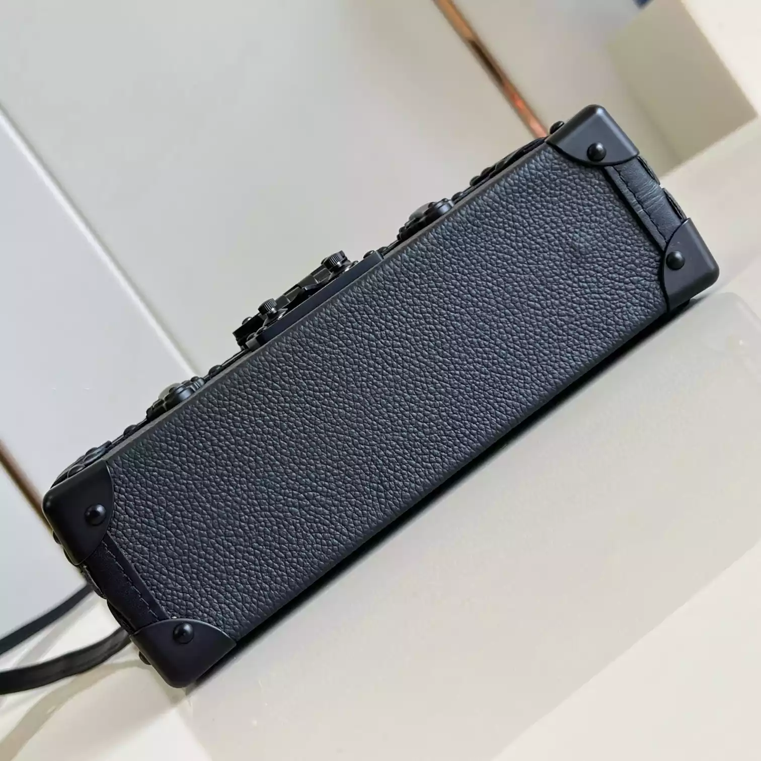 PETITE MALLE HANDBAG BLACK COWHIDE LEATHER M24303 - LW430 DISCOVERY BACKPACK PM SKY BLUE MONOGRAM CANVAS