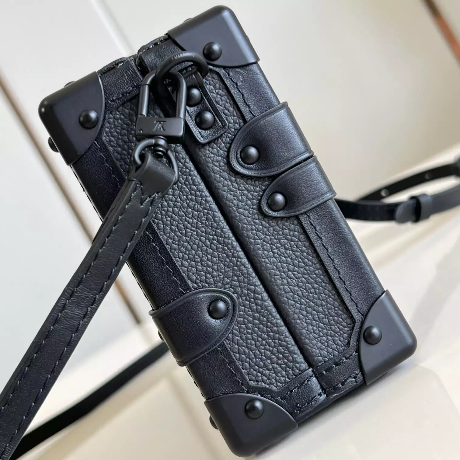 PETITE MALLE HANDBAG BLACK COWHIDE LEATHER M24303 - LW430 DISCOVERY BACKPACK PM SKY BLUE MONOGRAM CANVAS