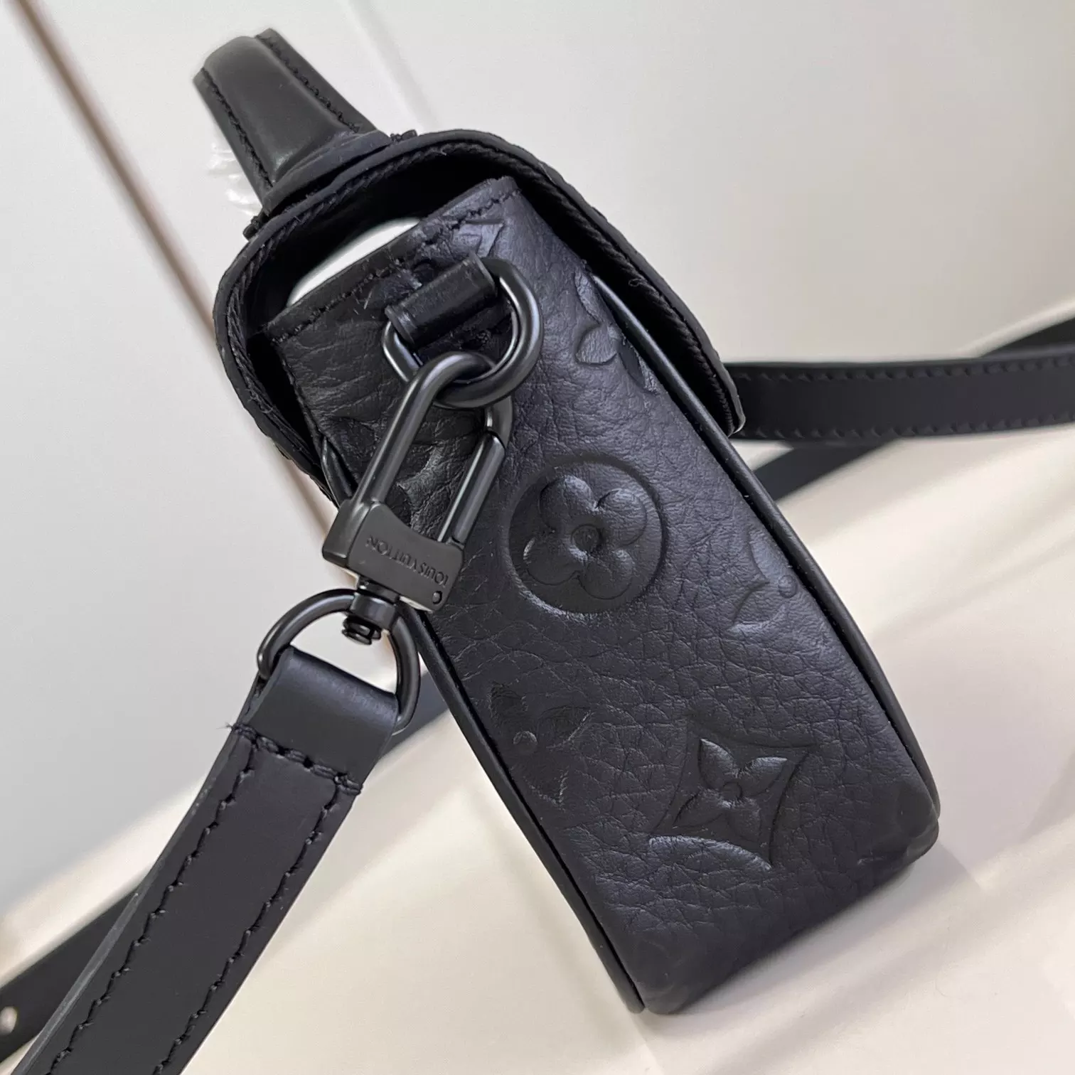 PICO S-LOCK BLACK TAURILLON MONOGRAM M83148 - LW447 DISCOVERY BACKPACK PM SKY BLUE MONOGRAM CANVAS