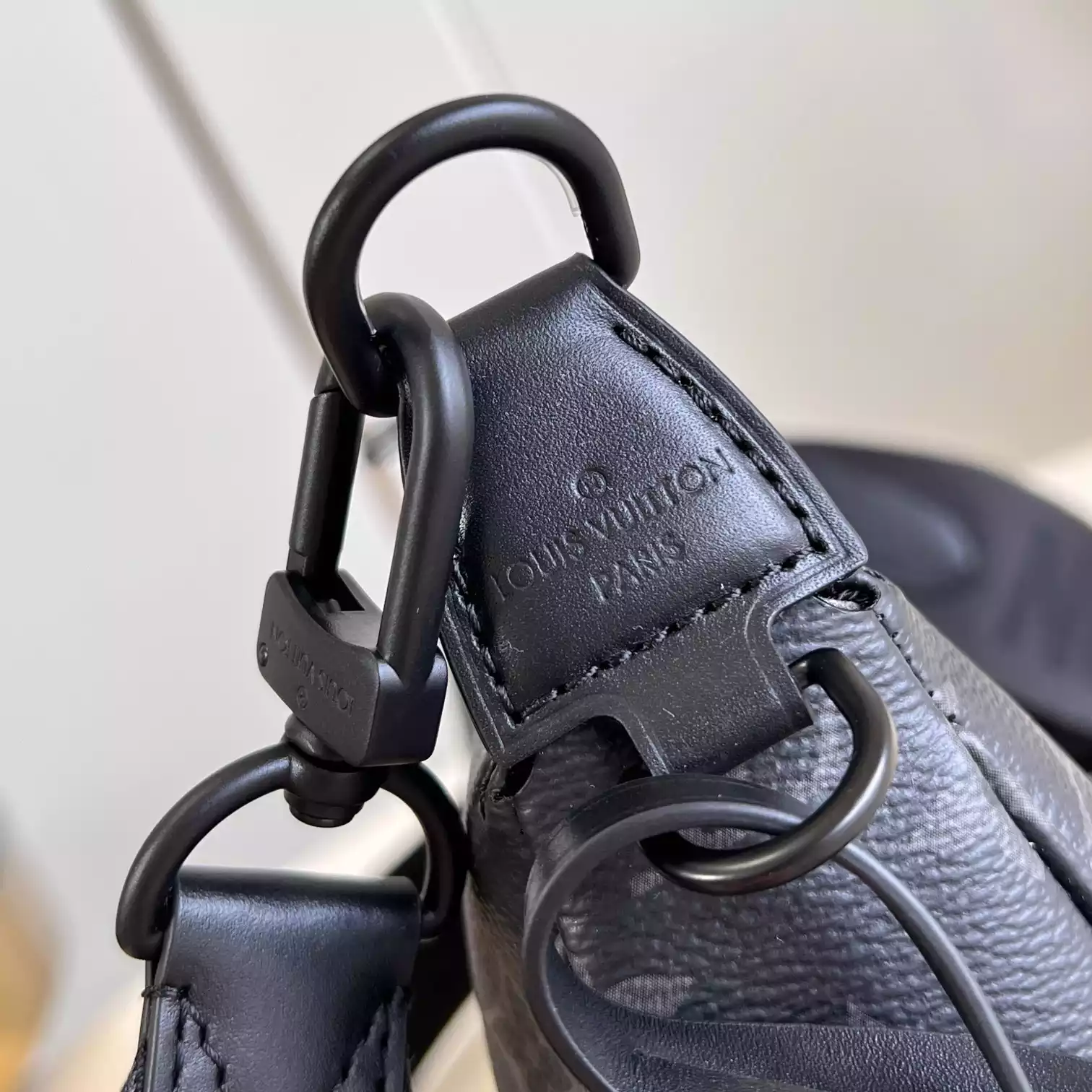 POCHETTE ACCESSOIRE XL BLACK MONOGRAM ECLIPSE CANVAS M11741 - LW445 DISCOVERY BACKPACK PM SKY BLUE MONOGRAM CANVAS