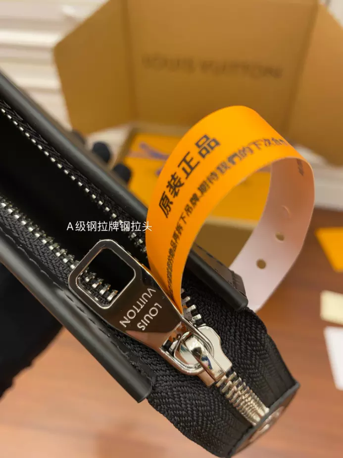 POCHETTE VOYAGE DAMIER GRAPHITE CANVAS M41696 - LW410 DISCOVERY BACKPACK PM SKY BLUE MONOGRAM CANVAS