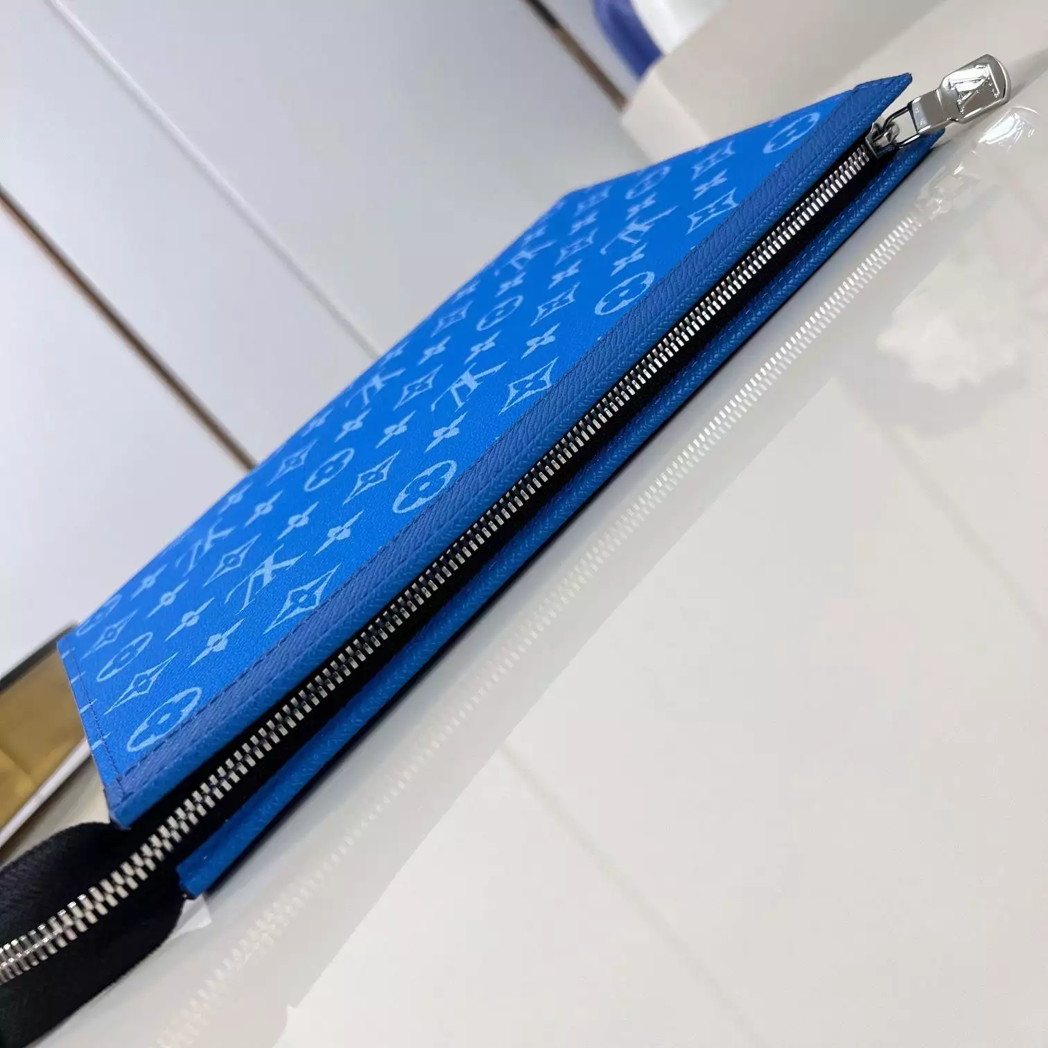 POCHETTE VOYAGE MM BLUE TAIGA COWHIDE LEATHER M30423 - LW408 DISCOVERY BACKPACK PM SKY BLUE MONOGRAM CANVAS