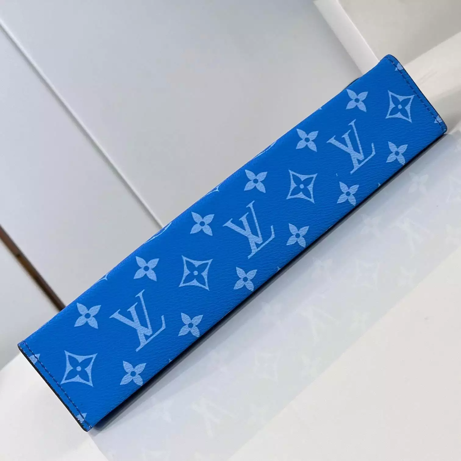 POCHETTE VOYAGE MM BLUE TAIGA COWHIDE LEATHER M30423 - LW408 DISCOVERY BACKPACK PM SKY BLUE MONOGRAM CANVAS