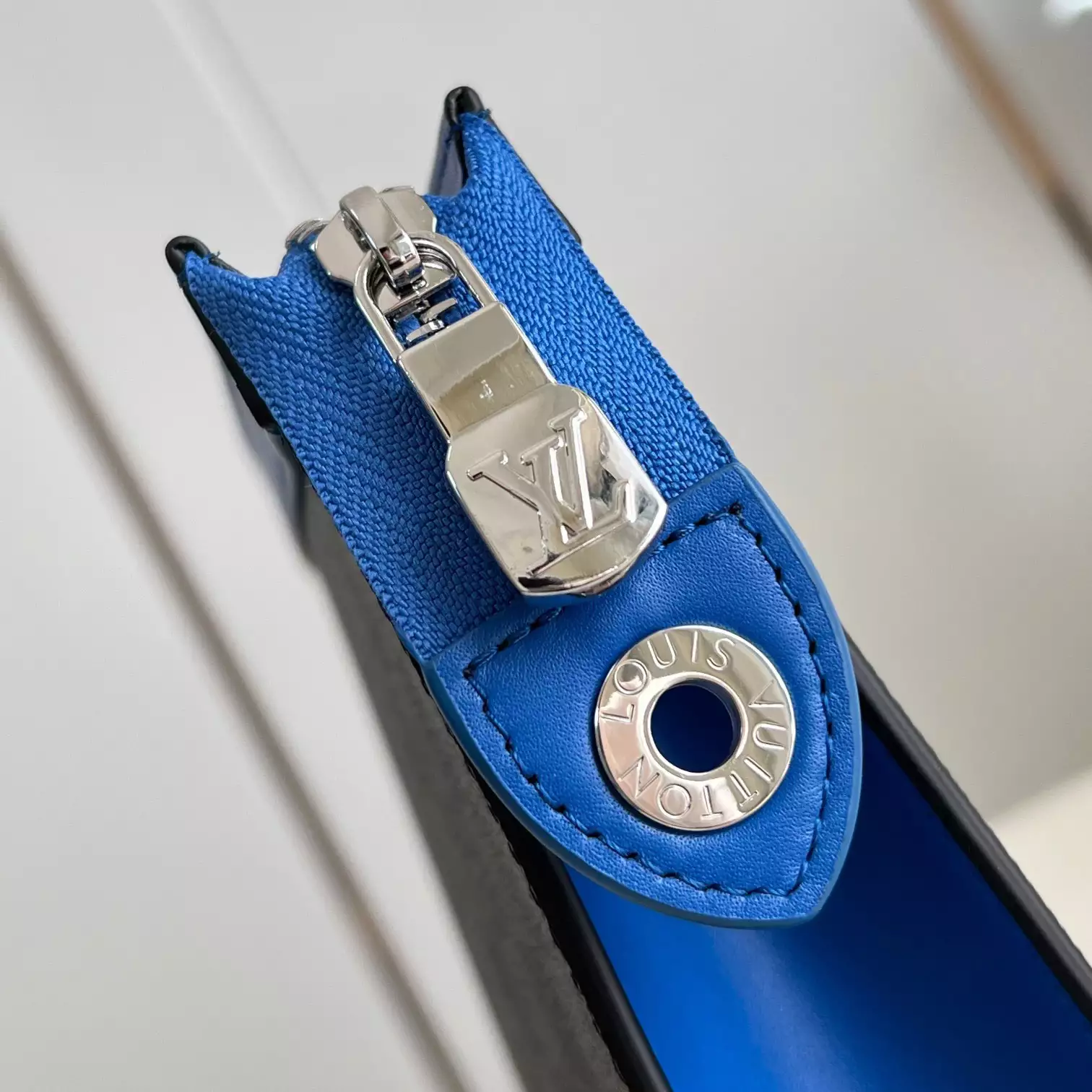 POCHETTE VOYAGE MM INDIGO BLUEDAMIER GRAPHITE CANVAS N00088 - LW407 DISCOVERY BACKPACK PM SKY BLUE MONOGRAM CANVAS