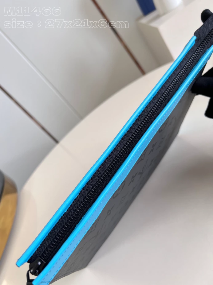 POCHETTE VOYAGE MM TURQUOISE MONOGRAM ECLIPSE REVERSE M11466 - LW393 DISCOVERY BACKPACK PM SKY BLUE MONOGRAM CANVAS