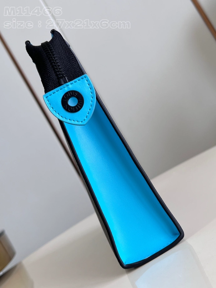 POCHETTE VOYAGE MM TURQUOISE MONOGRAM ECLIPSE REVERSE M11466 - LW393 DISCOVERY BACKPACK PM SKY BLUE MONOGRAM CANVAS