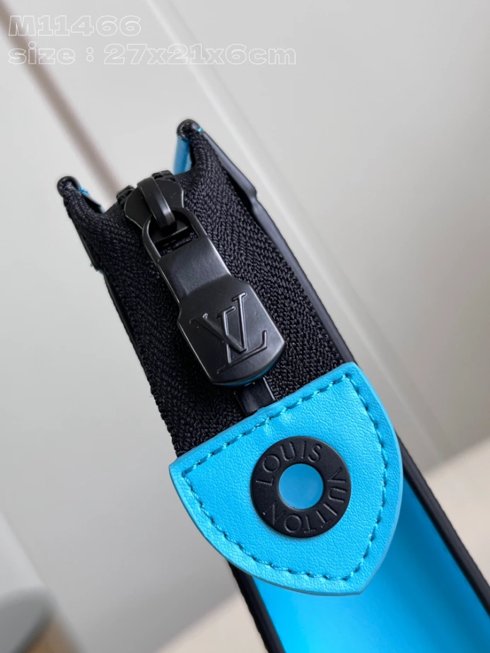 POCHETTE VOYAGE MM TURQUOISE MONOGRAM ECLIPSE REVERSE M11466 - LW393 DISCOVERY BACKPACK PM SKY BLUE MONOGRAM CANVAS