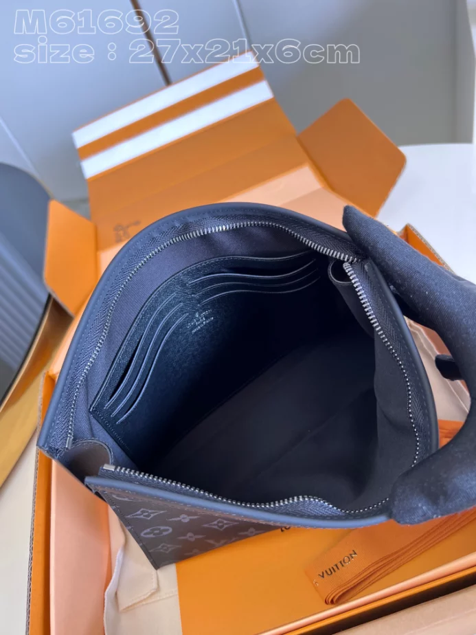 POCHETTE VOYAGE MONOGRAM ECLIPSE M61692 - LW411 DISCOVERY BACKPACK PM SKY BLUE MONOGRAM CANVAS