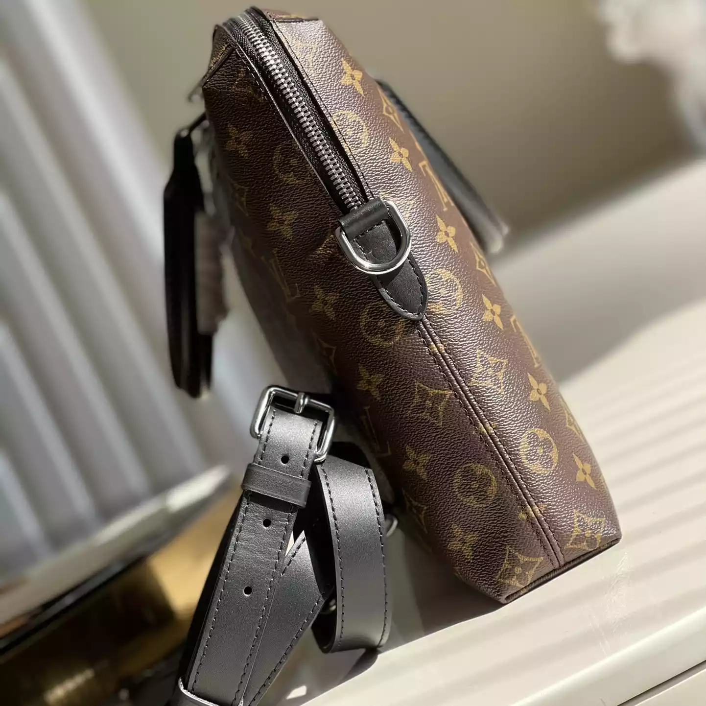 PORTE-DOCUMENTS JOUR BROWN MONOGRAM MACASSAR M54019 - LW325 DISCOVERY BACKPACK PM SKY BLUE MONOGRAM CANVAS