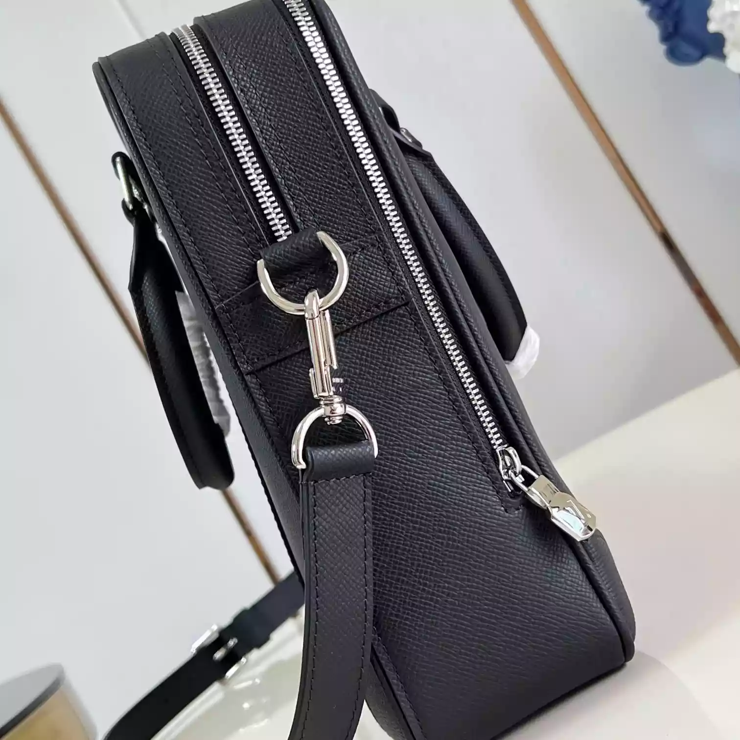 PORTE DOCUMENTS VOYAGE BLACK TAIGA COWHIDE LEATHER M30967 - LW322 DISCOVERY BACKPACK PM SKY BLUE MONOGRAM CANVAS