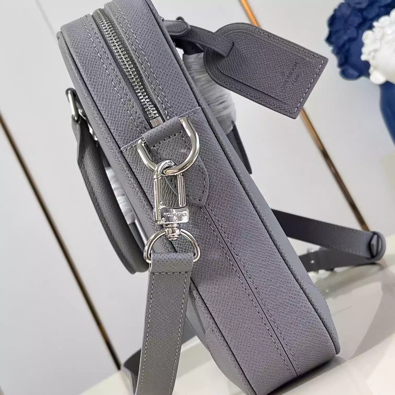 PORTE DOCUMENTS VOYAGE PM GREY TAIGA LEATHER M11659 - LW323 DISCOVERY BACKPACK PM SKY BLUE MONOGRAM CANVAS