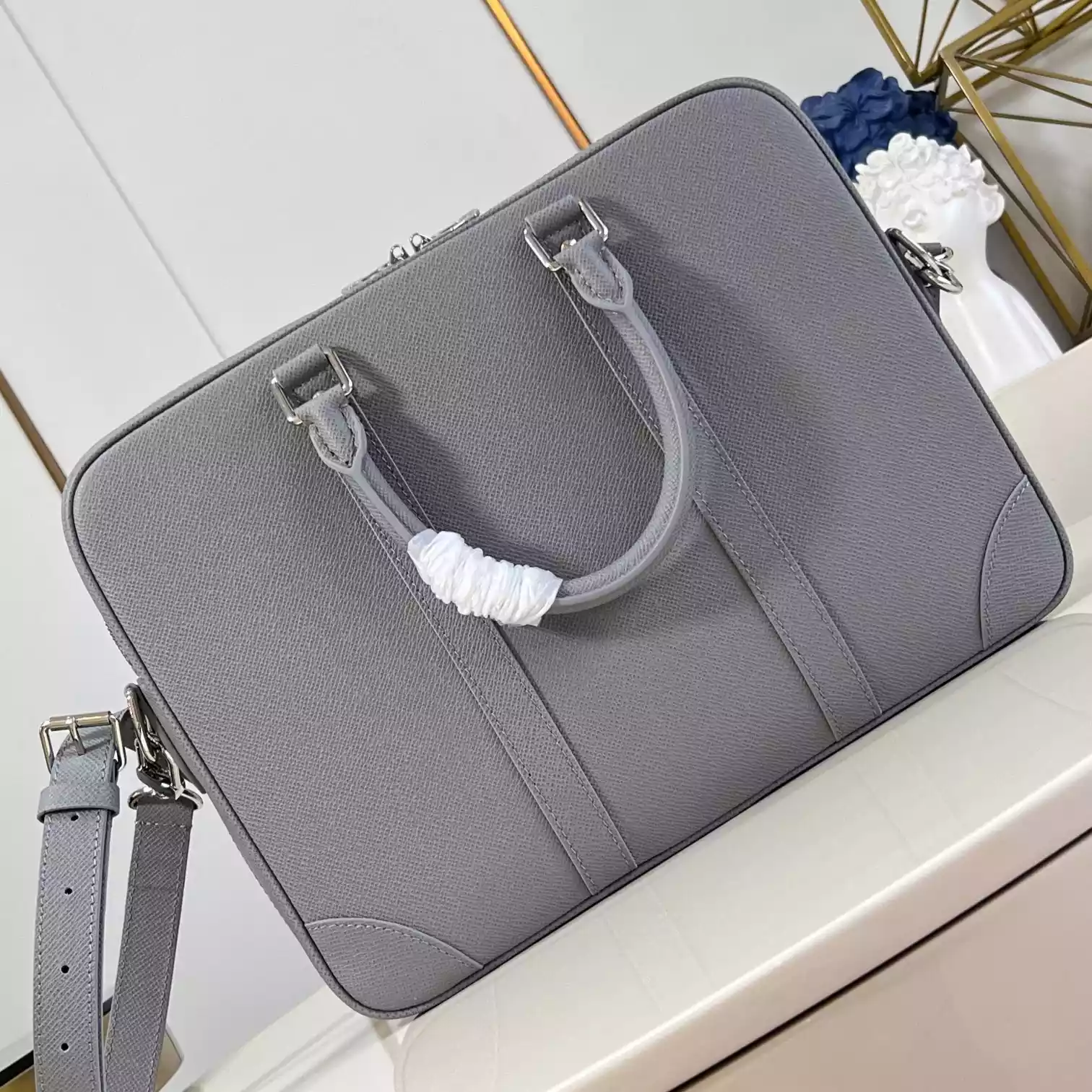 PORTE DOCUMENTS VOYAGE PM GREY TAIGA LEATHER M11659 - LW323 DISCOVERY BACKPACK PM SKY BLUE MONOGRAM CANVAS