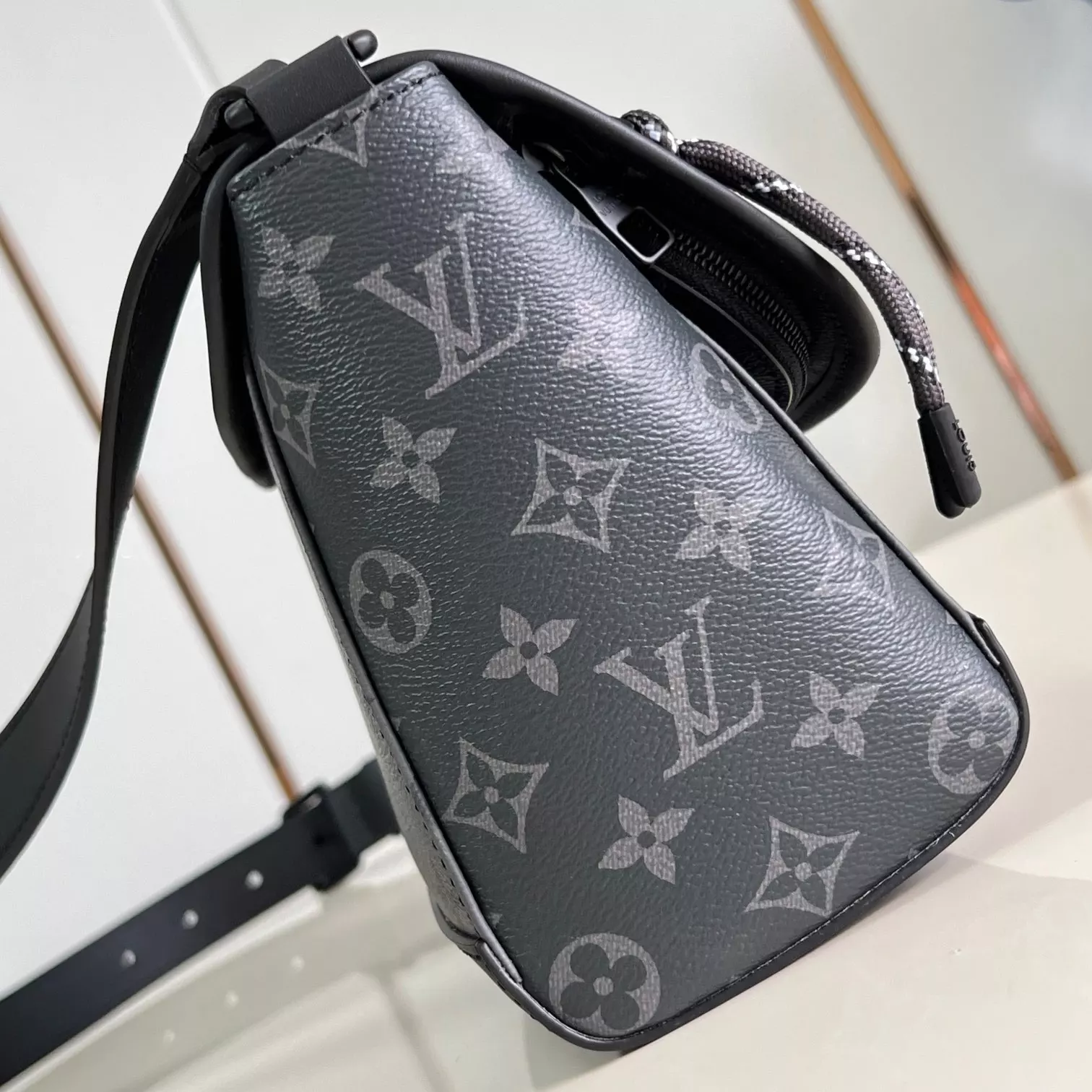 PULSE MESSENGER BAG MONOGRAM ECLIPSE CANVAS M12681 - LW426 DISCOVERY BACKPACK PM SKY BLUE MONOGRAM CANVAS