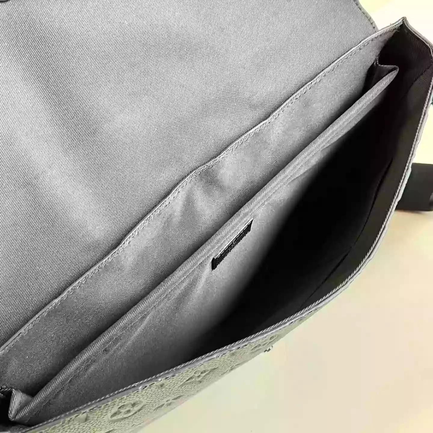 S LOCK BRIEFCASE MONOGRAM TAURILLON LEATHER M20835 - LW331 DISCOVERY BACKPACK PM SKY BLUE MONOGRAM CANVAS