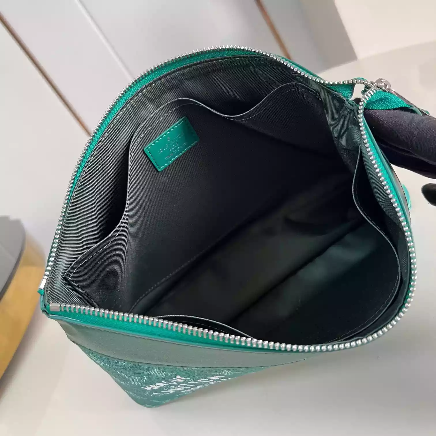 POCHETTE VOYAGE SOUPLE GREEN MONOGRAM ECLIPSE M12665 - LW405 DISCOVERY BACKPACK PM SKY BLUE MONOGRAM CANVAS