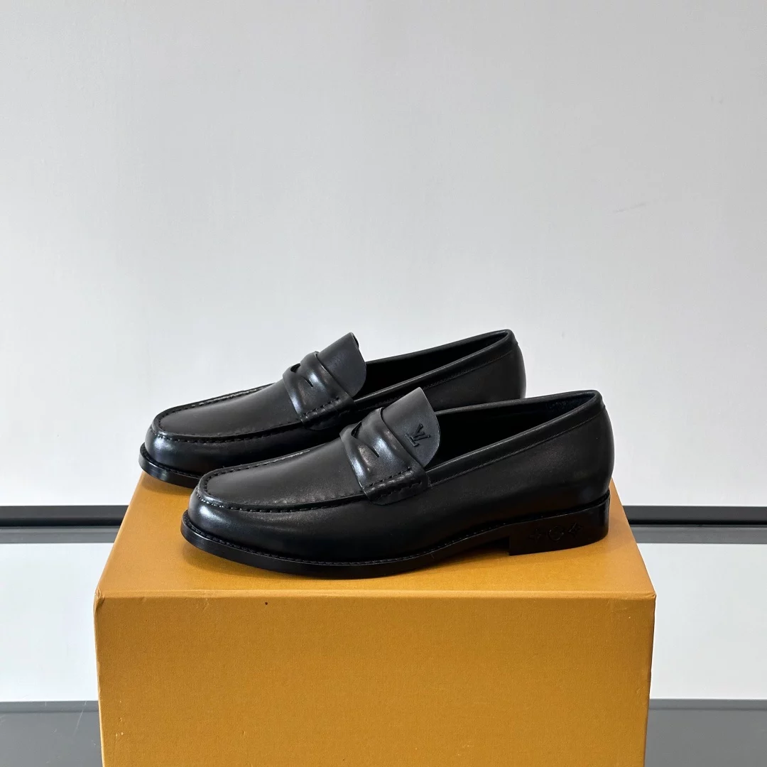 LEATHER LOAFERS IN BLACK - VL054
