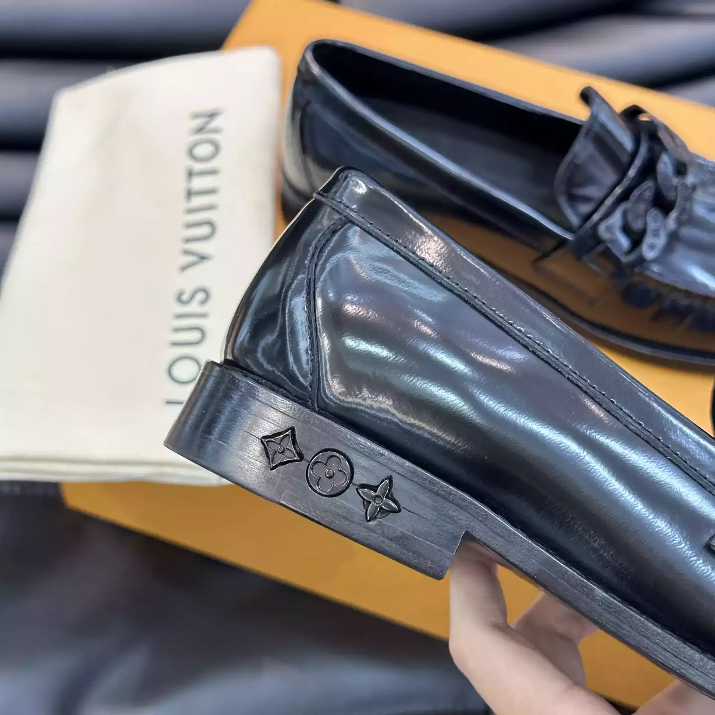 LEATHER LOAFERS IN BLACK - VL065