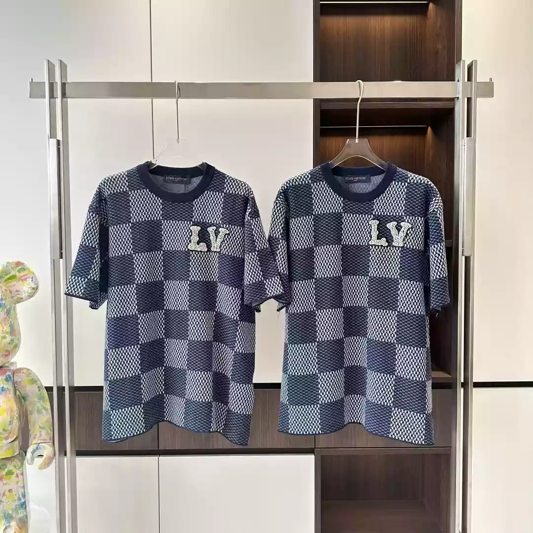 SHORT SLEEVED COTTON DAMIER CREWNECK WITH CRYSTAL LV PATCH - LVTS130 Damier Jacquard Short-Sleeved Crewneck - LVTS089