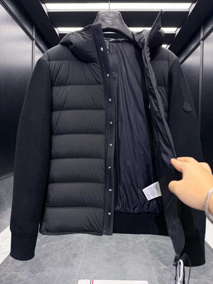 MONCLER Short Down Black Coat - MC147