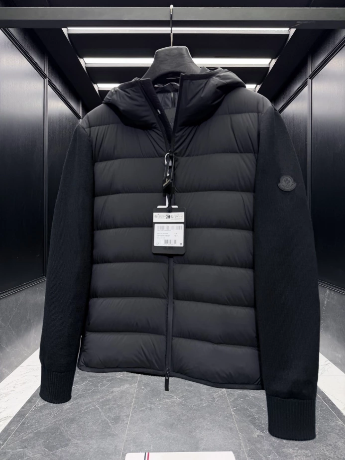 MONCLER Short Down Black Coat - MC147